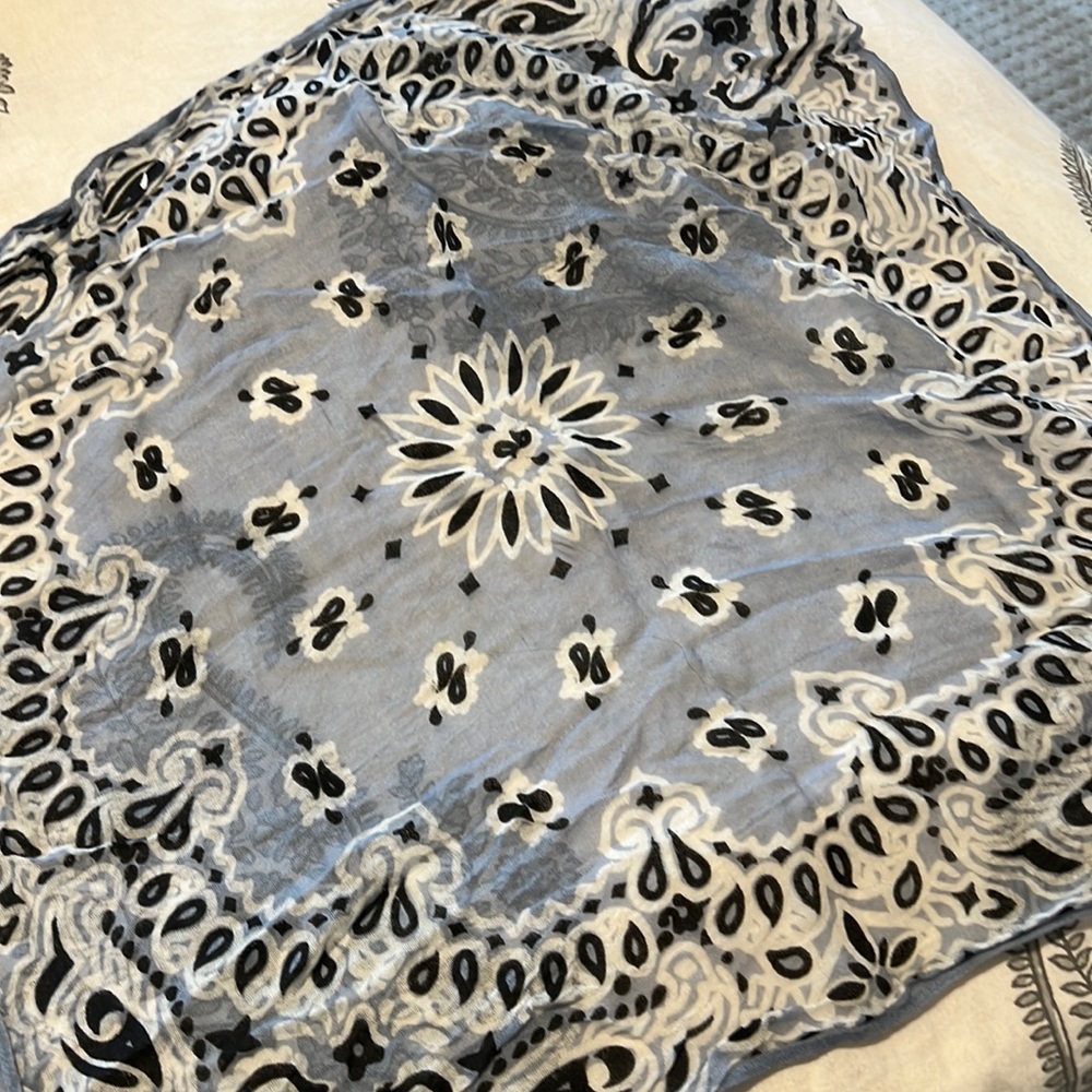 Chan LUU Pocket Scarf
